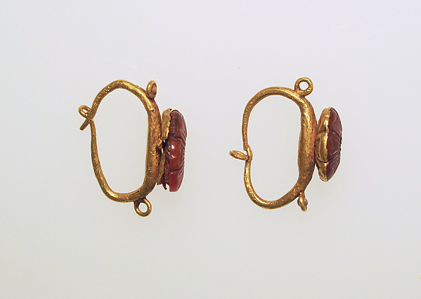 Earring with carnelian rosettes