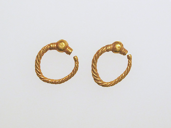 Earring, trumpet-shaped