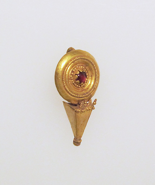 Earring with disc and pyramid