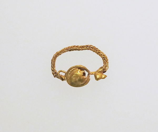 Earring with disc, chain and bird's head by an unrecorded maker, The Metropolitan Museum of Art