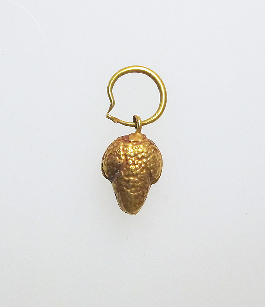 Earring with pendant of grapes