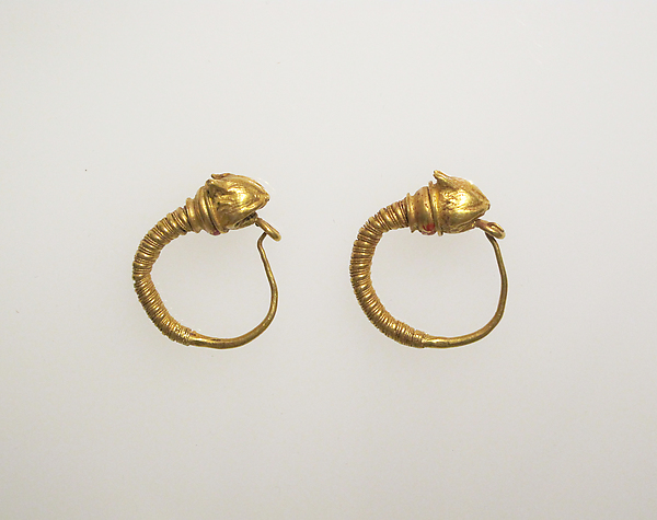 Pair of earrings with head of lynxes