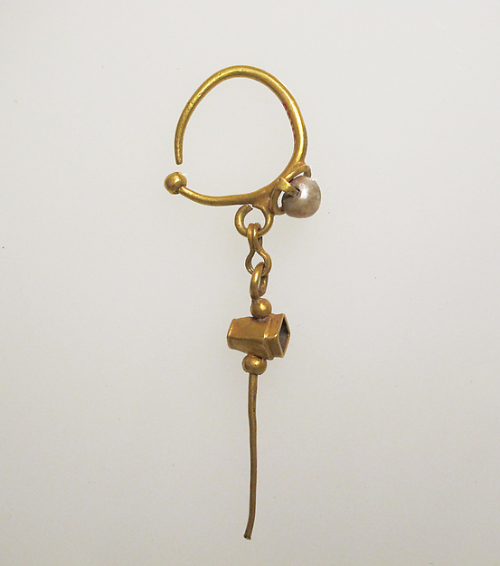 Earring with pendant and pearl