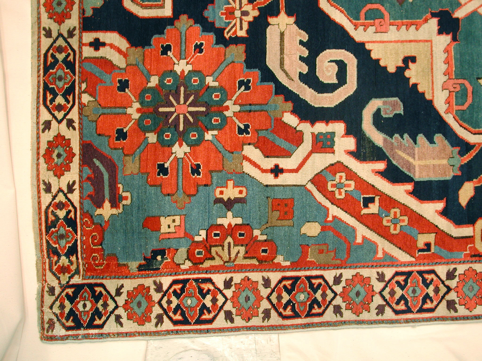 Tapis design en laine à motifs viscose Persian Fusion Saffron par Luxmi