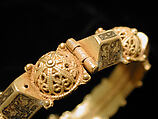 Bracelet, Gold, with granulated bosses and niello designs