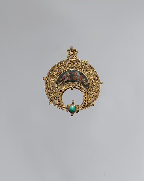 Crescent-Shaped Pendant with Confronted Birds by an unrecorded maker, The Metropolitan Museum of Art