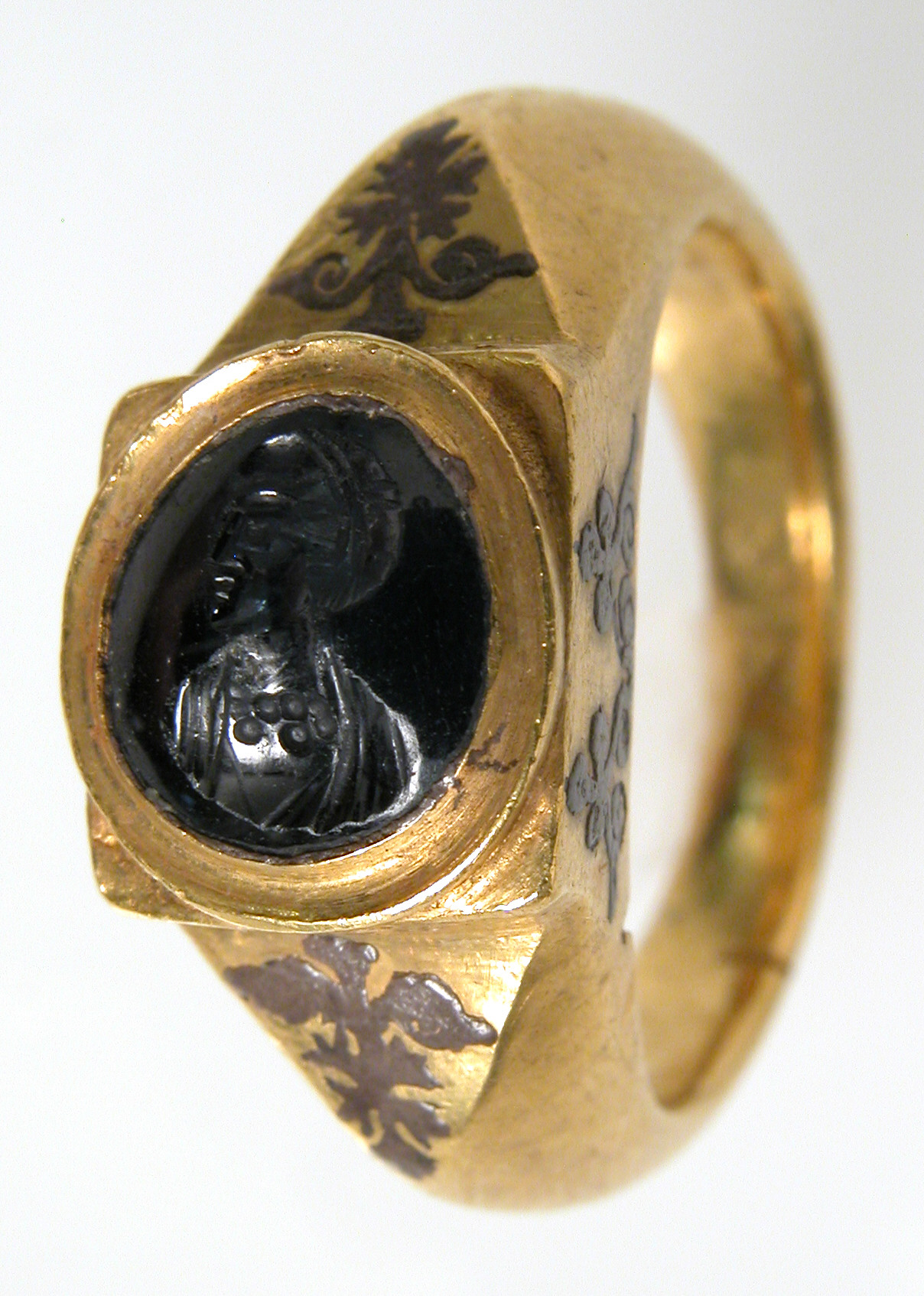 Старые кольца. Перстень Metropolitan Museum Langobardic Byzantine Ring. Обручальное кольцо, чернёное золото (Византия). Перстень Ассирия. Старинные кольца.