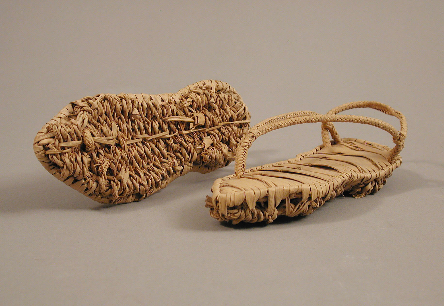 Первые сандали. Сандалии в древнем Египте. Обувь из папируса в древнем Египте. Древняя обувь. Египетская обувь.