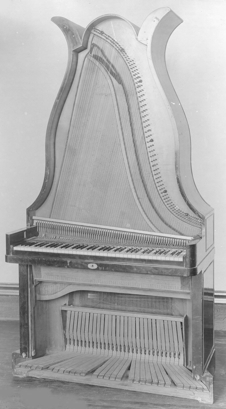 Grand piano pedal lyre