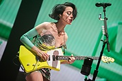 St. Vincent HHH, MASSEDUCTION Special Edition, Ernie Ball Music Man, African mahogany, roasted maple, ebony, metal, plastic