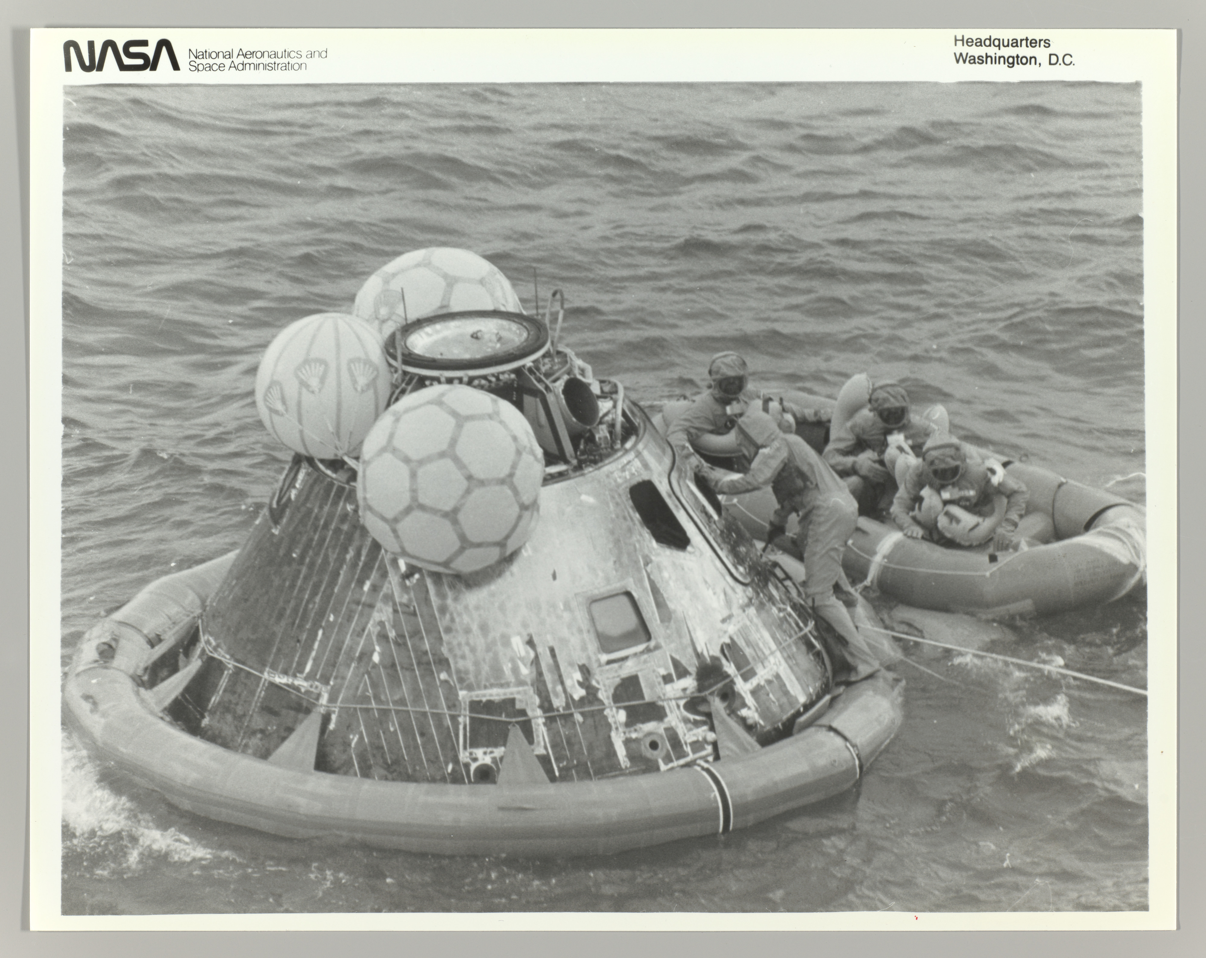 Высадка аполлона. Спускаемый аппарат Аполлон 11. Аполлон 11 приводнение. Аполлон 13 приводнение. Аполлон 13 спускаемый аппарат.