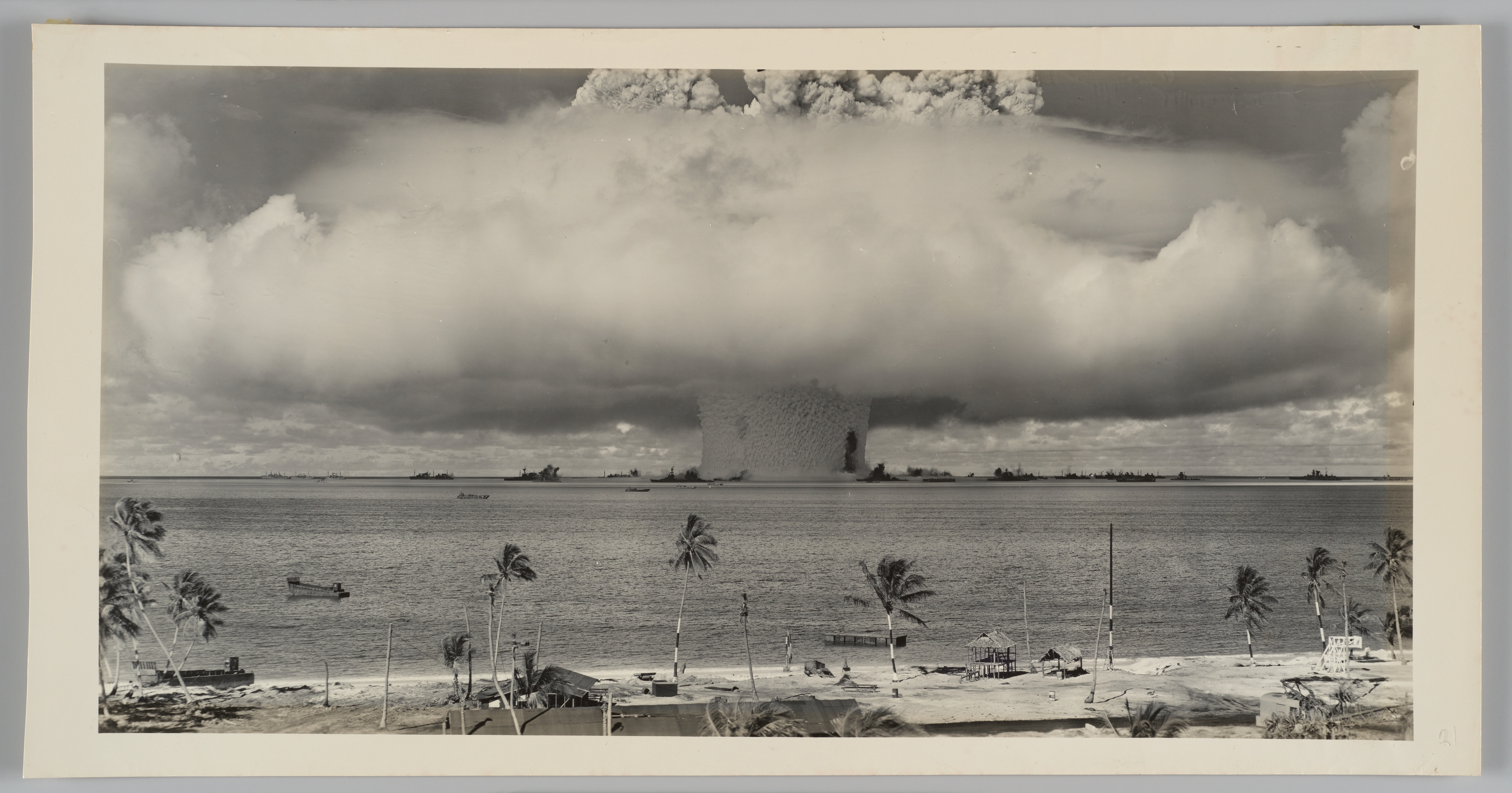 udvikling piedestal Bidrag U.S. Army Photographic Signal Corps | [Operation Crossroads: 21 Kiloton  "Baker" Bomb Detonated Ninety Feet Underwater, Bikini Atoll Lagoon, South  Pacific, July 25, 1946] | The Metropolitan Museum of Art