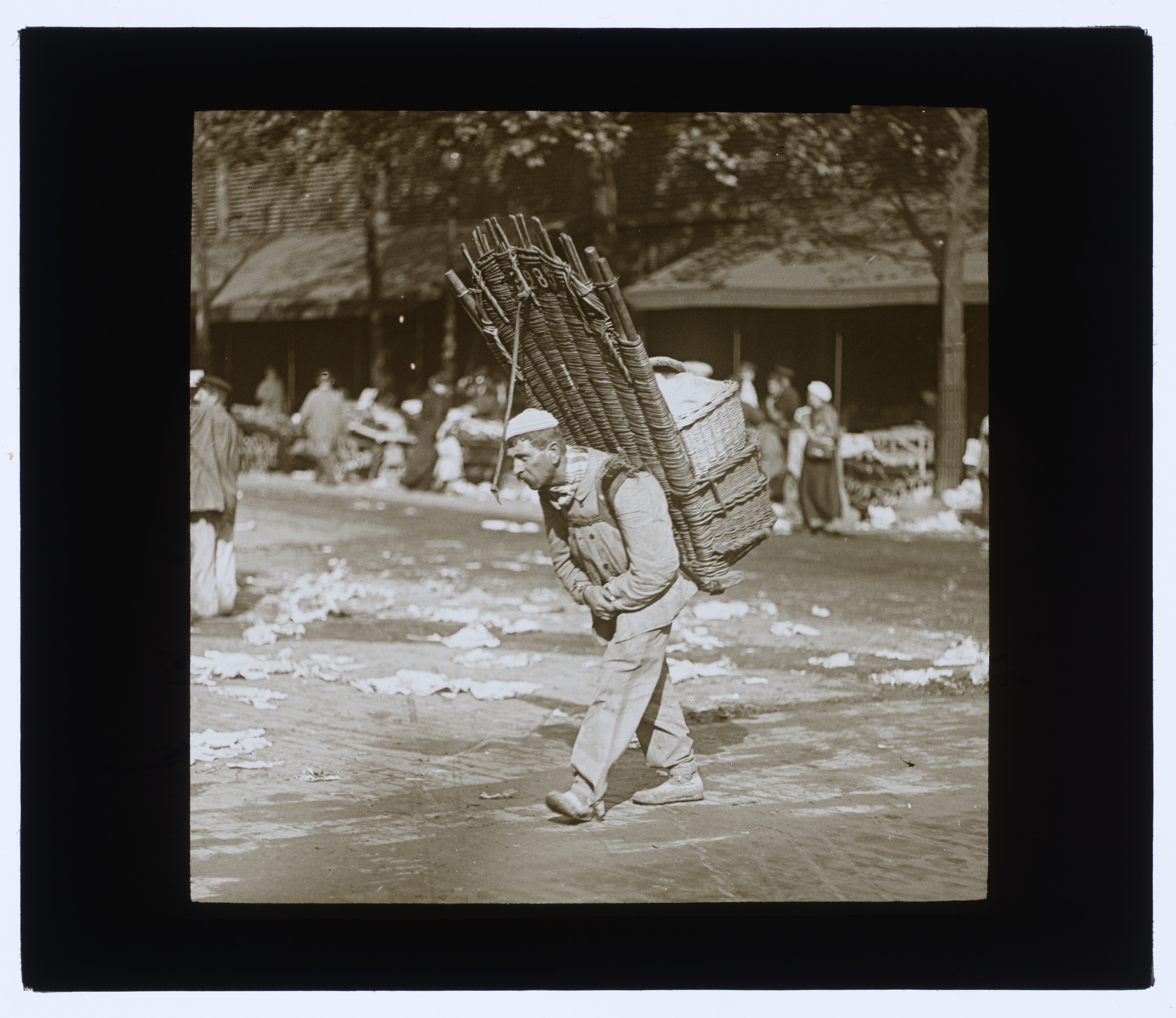 Le rempailleur de chaises.