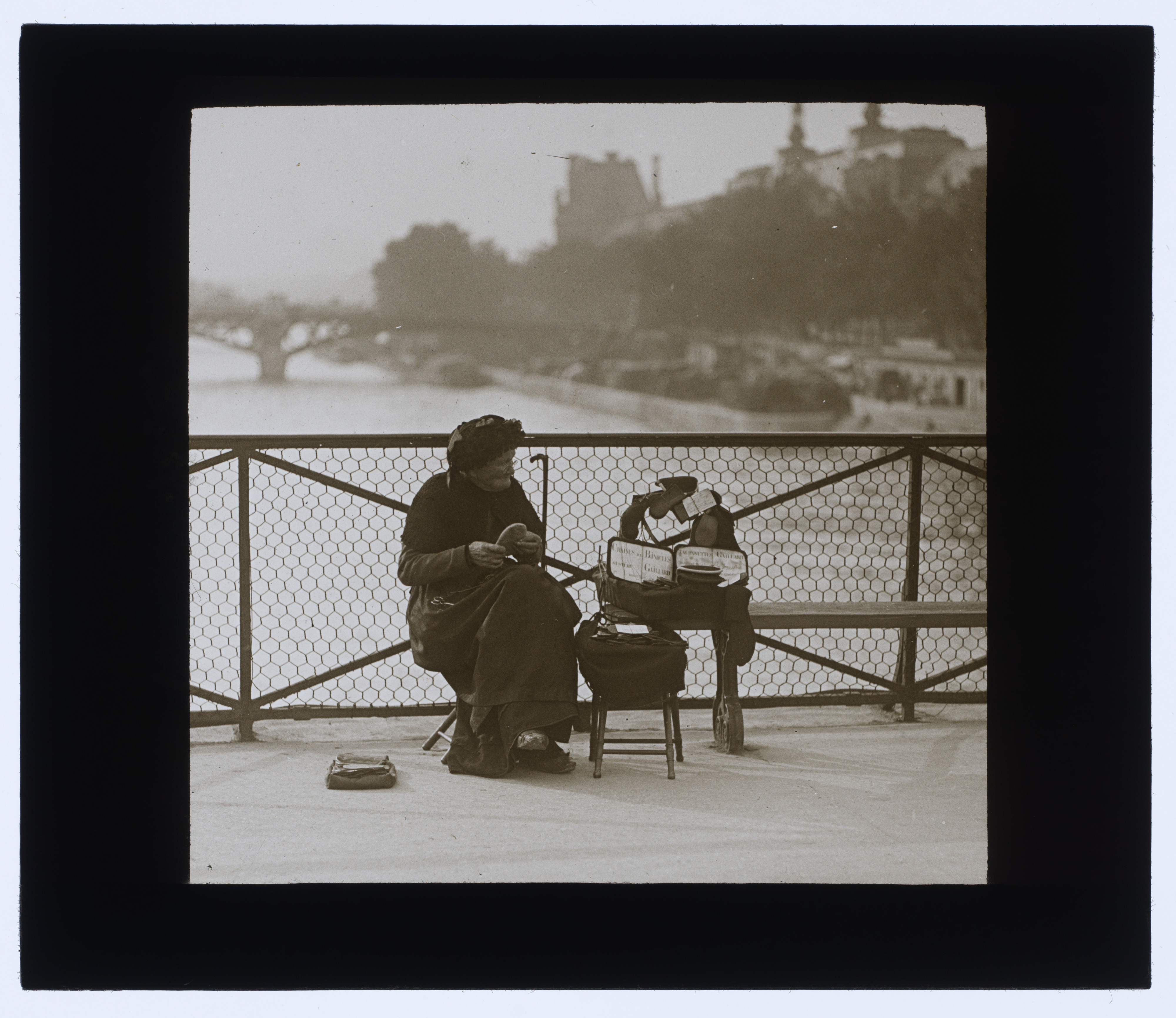 Sur le Ponts des Arts, marchande de binoeles en talounettes