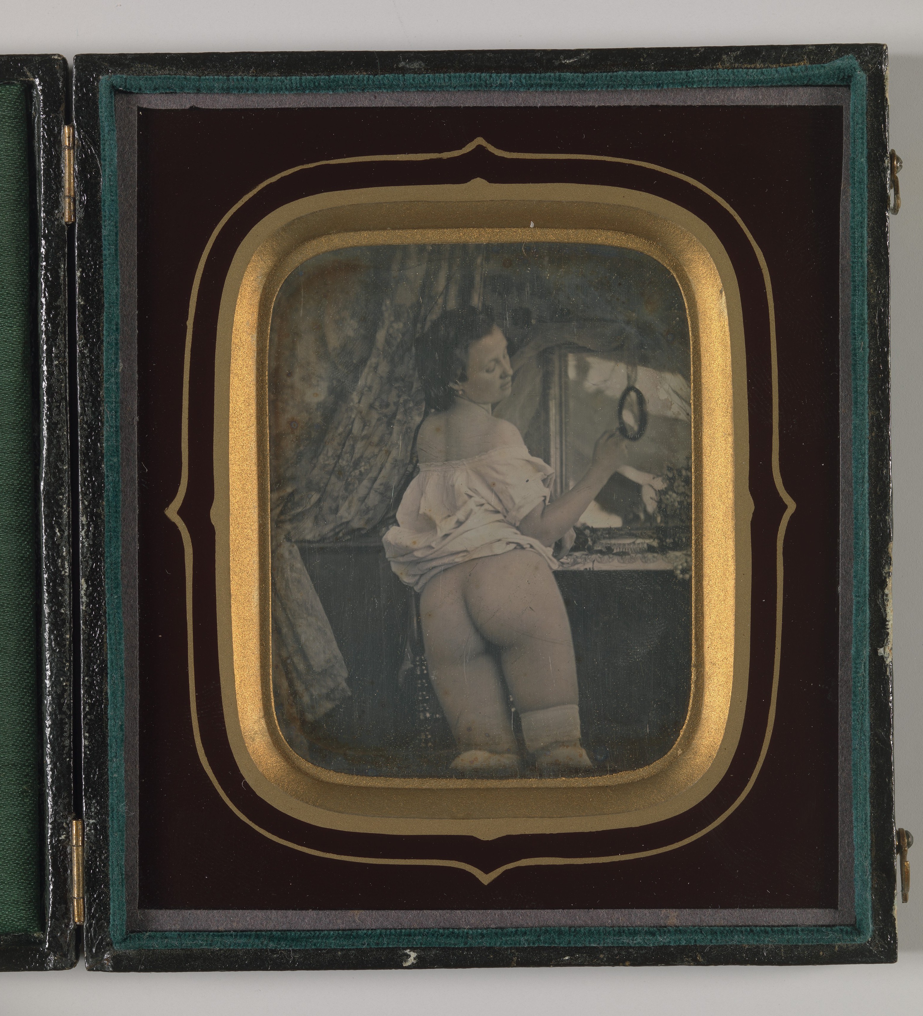 Nude mirror