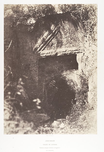 Jérusalem, Vallée de Hinnom, Tombeau antique à fronton triangulaire et à crossettes