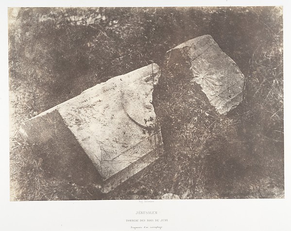Jérusalem, Tombeau des rois de Juda, Fragments d'un sarcophage