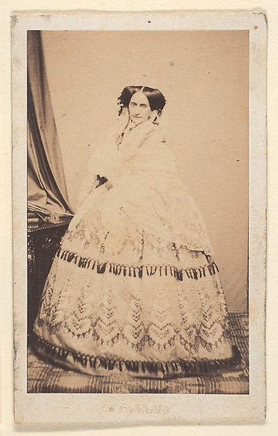 [La Comtesse in Lace Shawl]