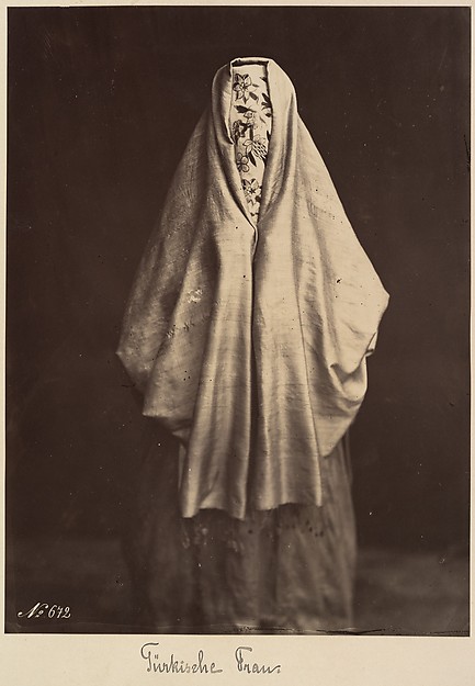 Femme turque en toilette de ville