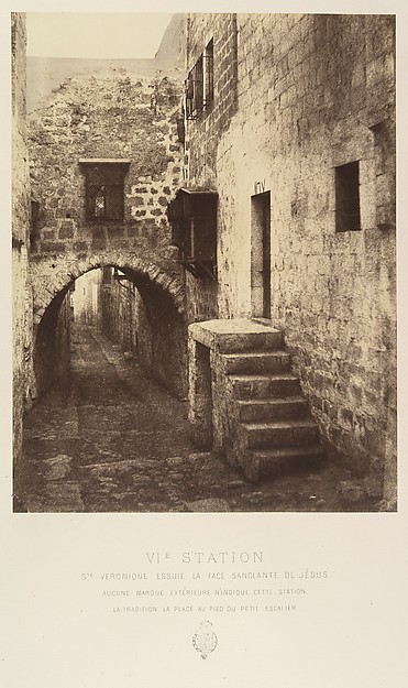 VIe Station. Ste Véronique essuie la face sanglante de Jésus. Aucune marque extérieure n'indique cette station. La tradition la place au pied du petit escalier