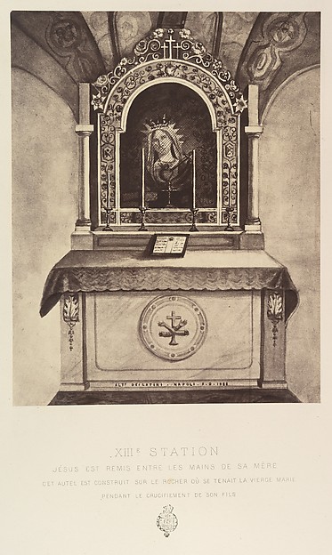 XIIIe Station. Jésus est remis entre les mains de sa mère. Cet autel est construit sur le rocher où se tenait la vierge marie pendant le crucifiement de son fils.