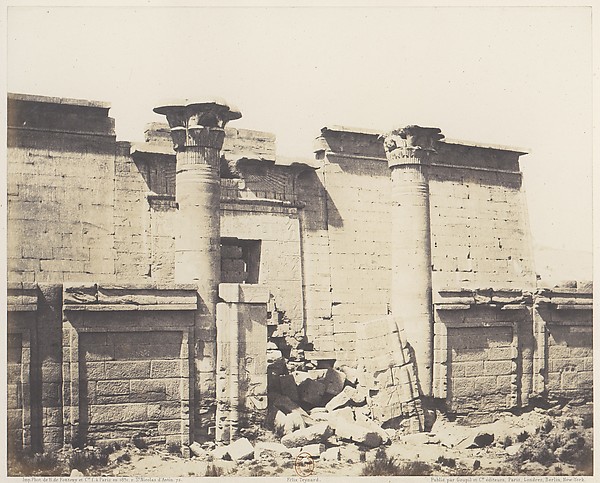 Médînet-Abou (Thèbes), Construction Antérieures - Entrée Principale