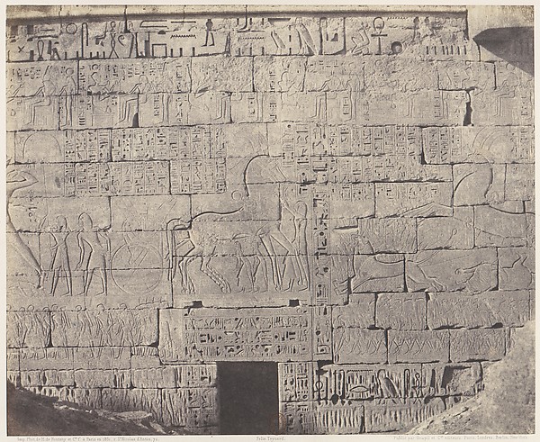 Médînet-Abou (Thèbes), Constructions Postérieures - Fragment de Sculptures Sur la Face Nord-Est