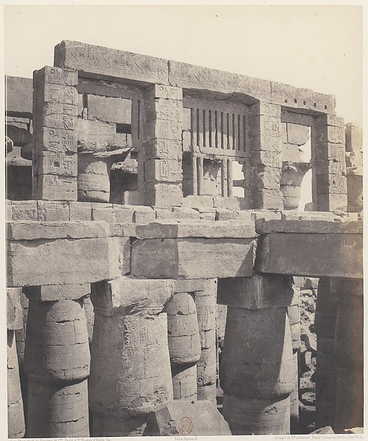 Karnak (Thèbes), Palais - Salle Hypostyle - Fenêtre et Chapiteaux des Galeries Latérales