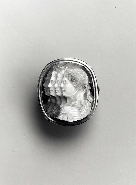 Cameo ring with three profile heads